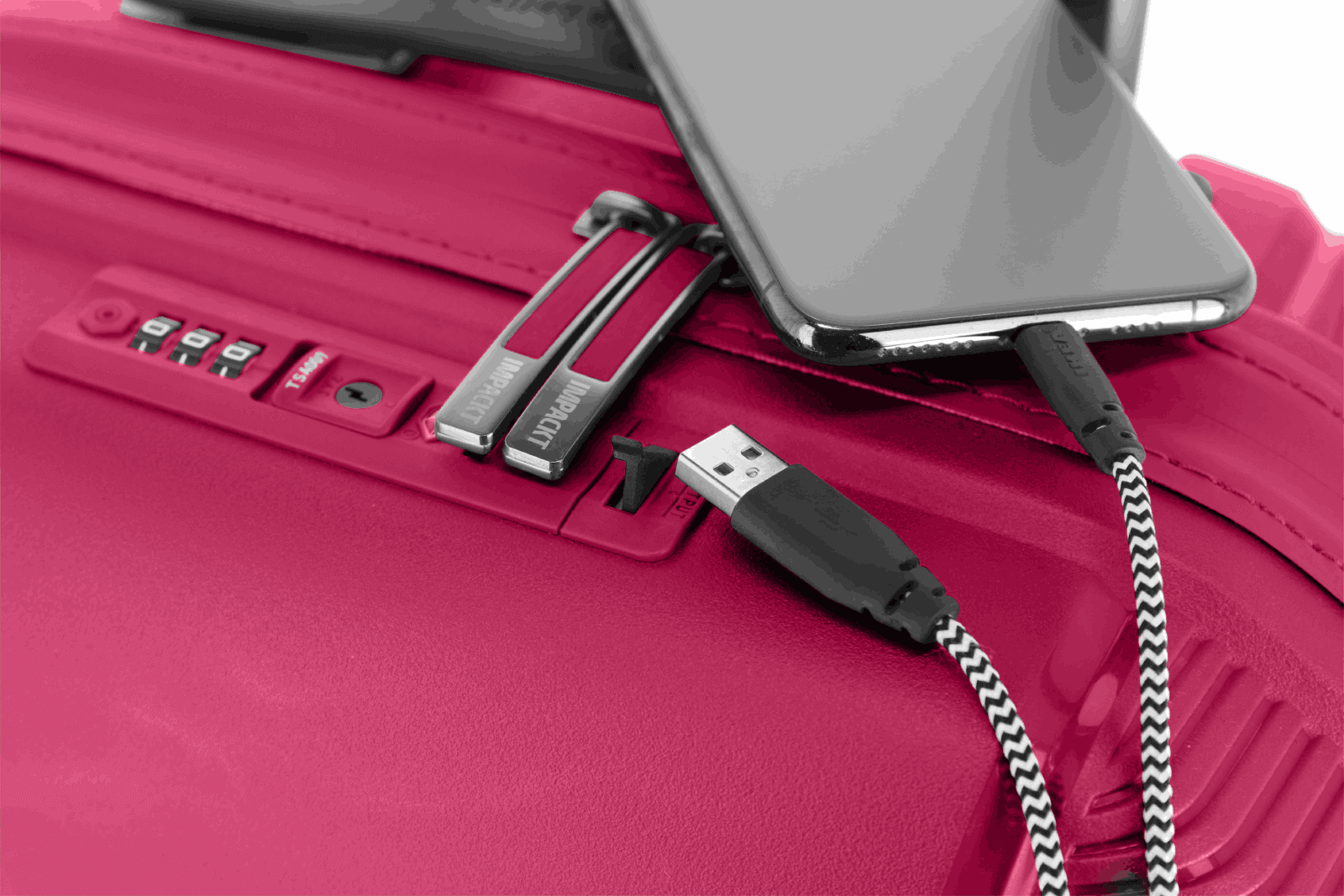 Roter Koffer mit integriertem USB-Anschluss und Kombinationsschloss Nahaufnahme eines roten Koffers mit USB-Anschluss, der ein Smartphone lädt, und einem Kombinationsschloss.