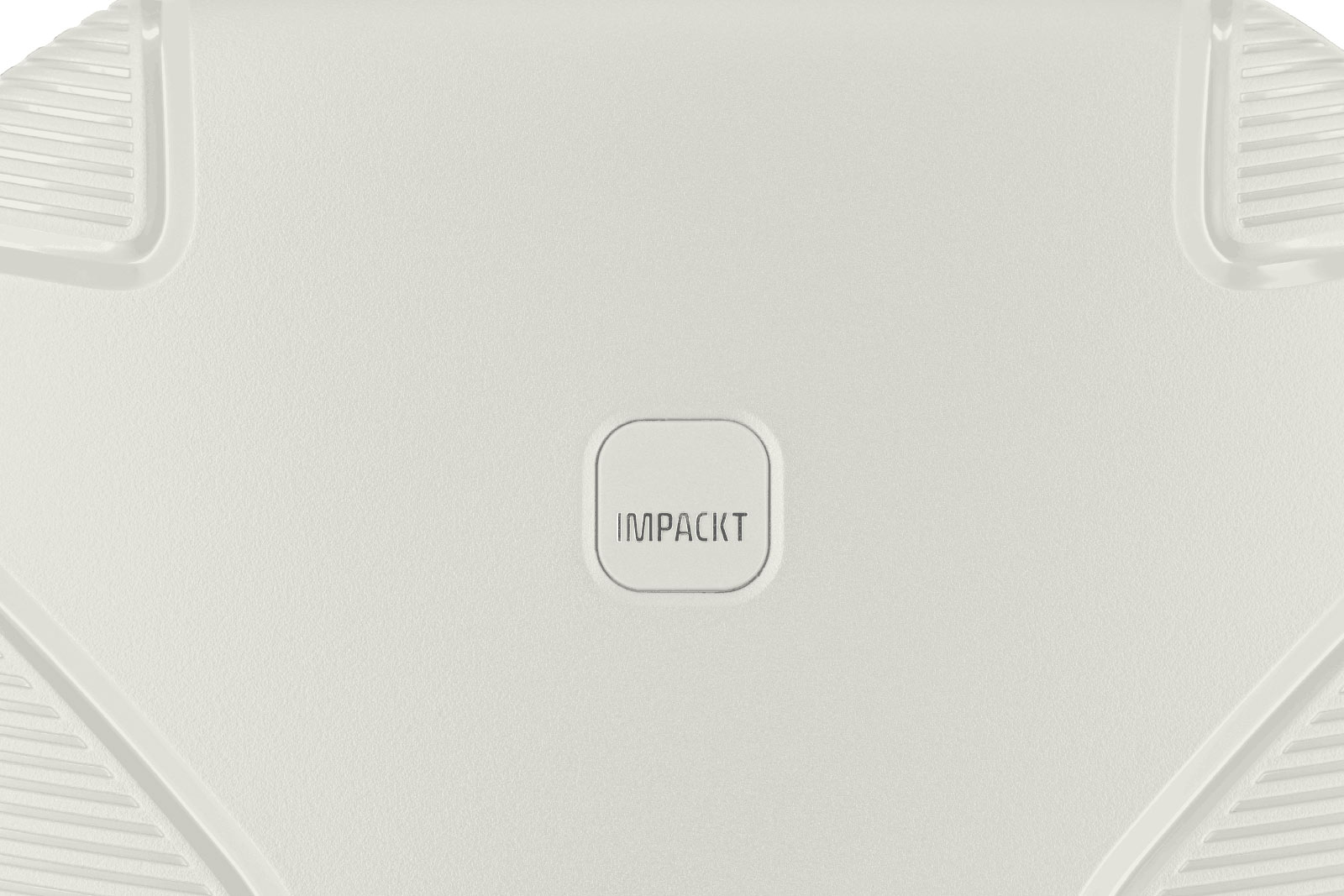Weiße Oberfläche mit IMPACKT-Logo in der Mitte Nahaufnahme einer weißen Oberfläche mit zentralem IMPACKT-Logo in quadratischem Relief