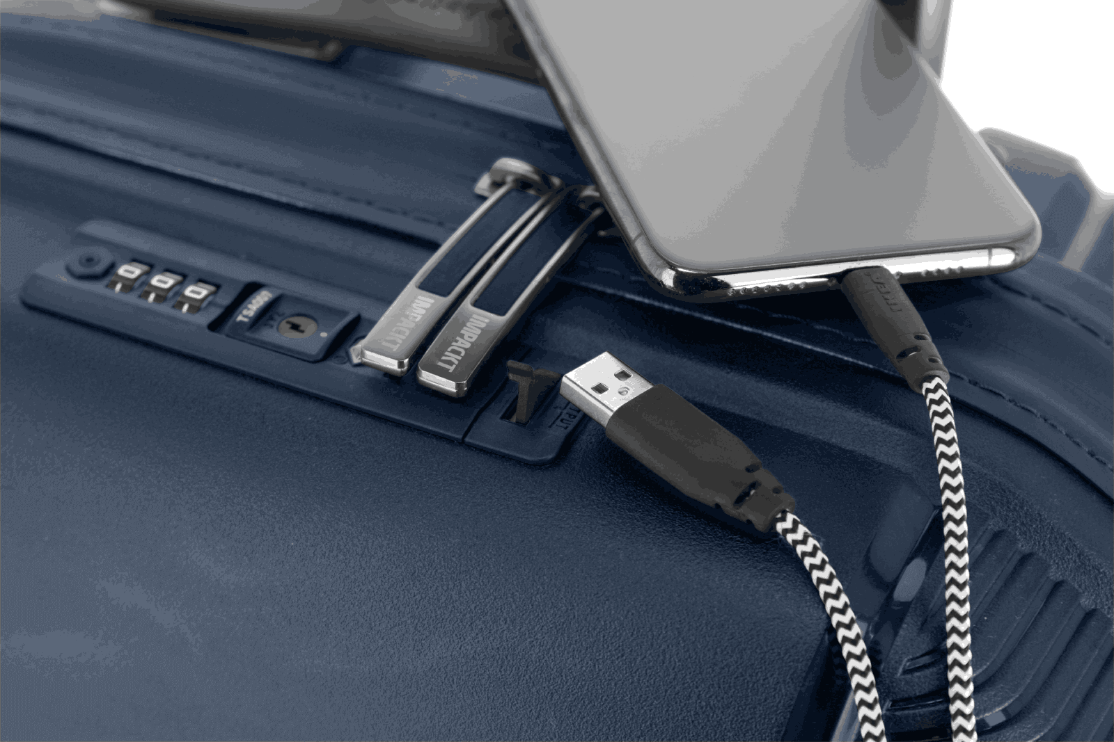 Detailansicht eines blauen Koffers mit integriertem USB-Anschluss und Zahlenschloss Nahaufnahme eines blauen Koffers mit einem USB-Anschluss und einem Smartphone sowie einem Zahlenschloss