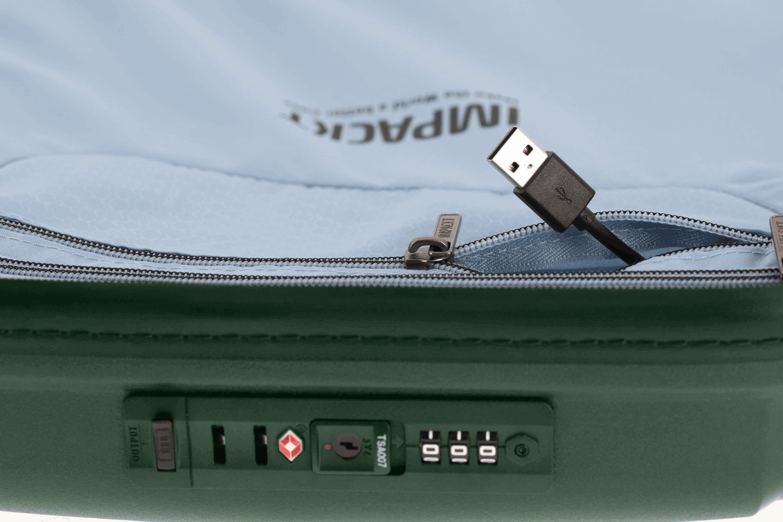 Smarte Reisetasche mit USB-Anschluss und Zahlenschloss Nahaufnahme eines USB-Anschlusses und Zahlenschlosses an einer blauen Reisetasche