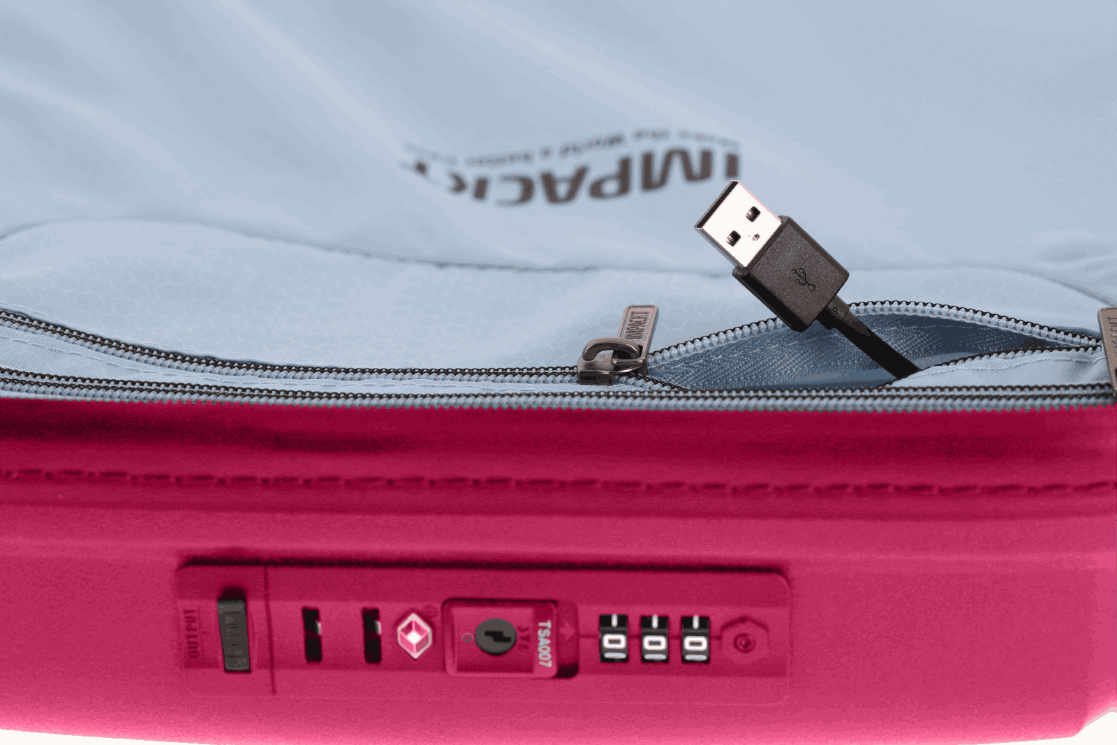 Koffer mit integriertem USB-Anschluss und TSA-Schloss Detailaufnahme eines Koffers mit einem USB-Anschluss und einem TSA-Schloss