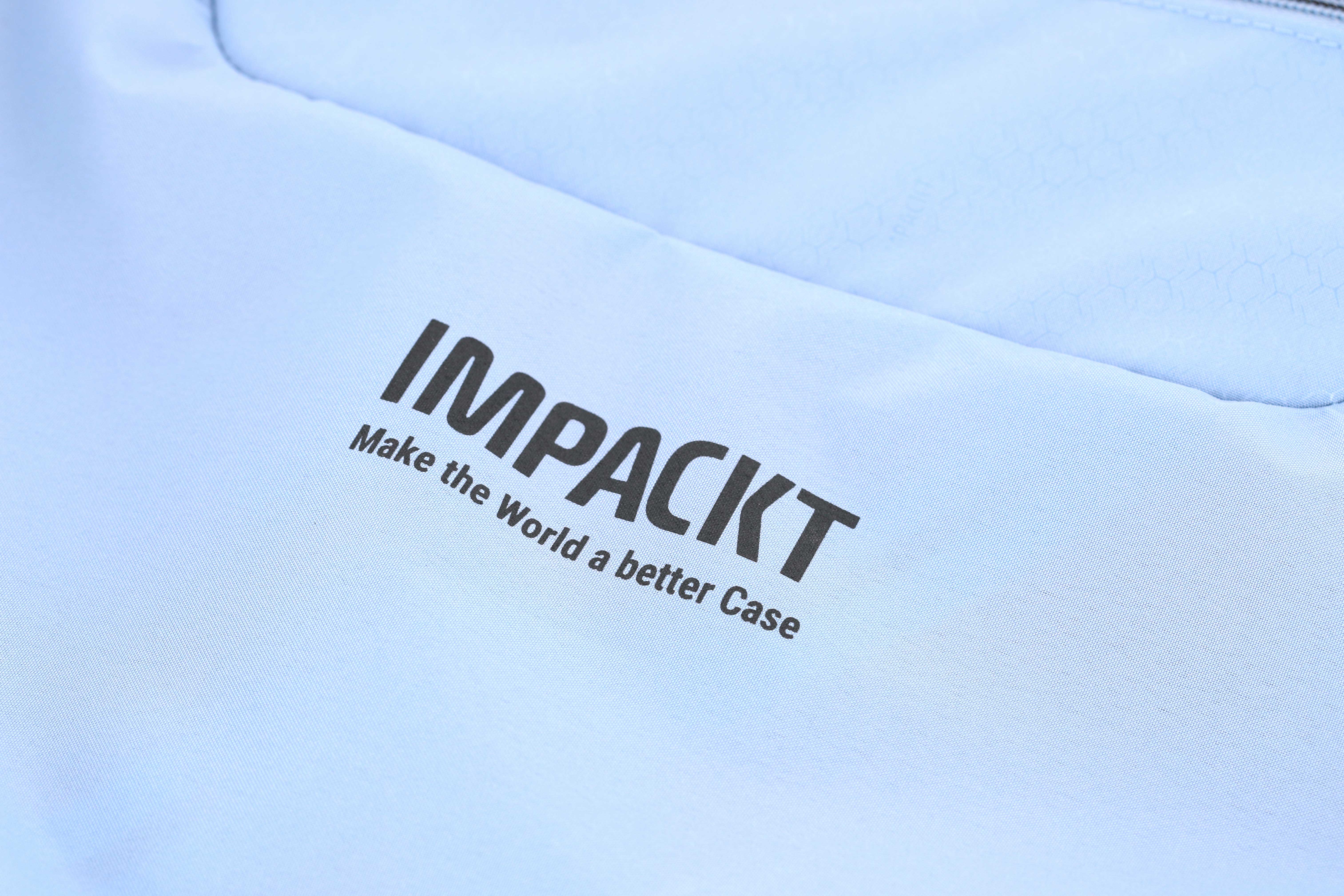 Nahaufnahme einer IMPACKT-Tasche mit Slogan Bild einer blauen IMPACKT-Tasche mit dem Slogan 'Make the World a better Case' aufgedruckt