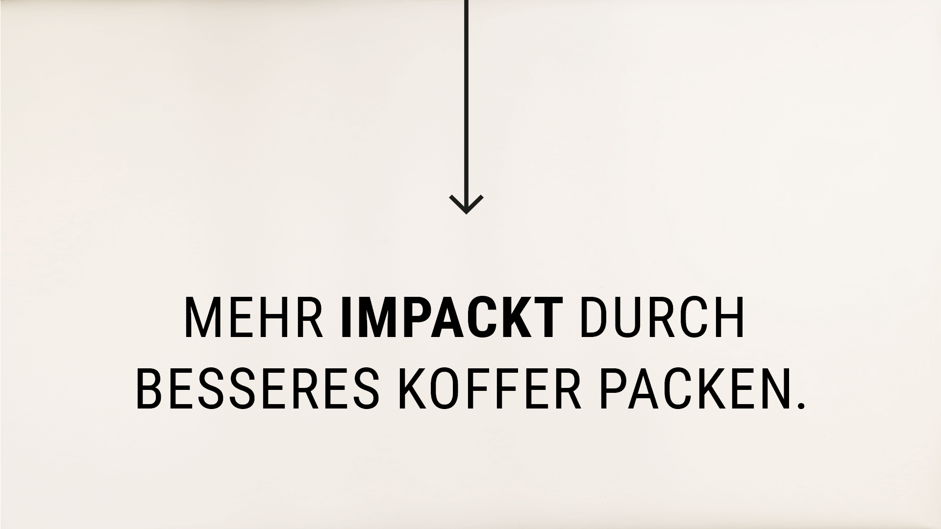 Mehr Impackt durch besseres Koffer packen - Effizientes Packen für Reisen Grafik mit dem Slogan 'Mehr Impackt durch besseres Koffer packen' und einem Pfeil nach unten, der effizientes Packen symbolisiert.