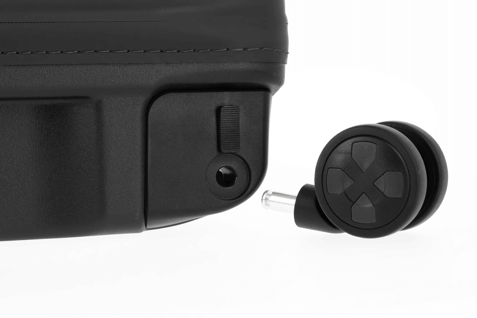 Detailaufnahme eines austauschbaren Hartschalenkoffer-Rads Nahaufnahme eines abnehmbaren Rollkoffer-Rads mit Kunststoffgehäuse und Steckverbindung