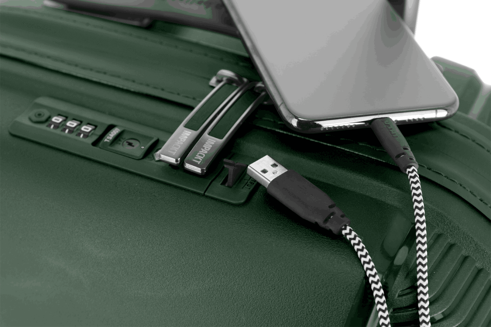 Grüner Koffer mit USB-Anschluss und Handy Nahaufnahme eines grünen Koffers mit integriertem USB-Anschluss, verbunden mit einem Smartphone.