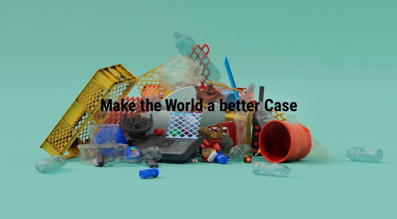 Nachhaltige Handyhüllen aus recyceltem Plastik Ein Stapel aus recyceltem Plastik vor türkisfarbenem Hintergrund mit dem Slogan 'Make the World a better Case'.