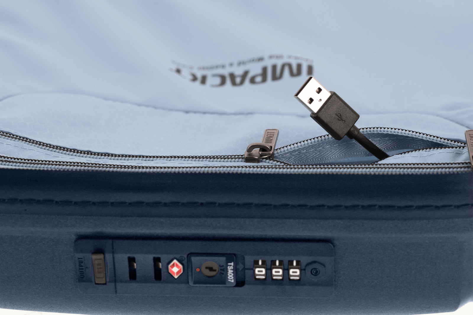 Reisekoffer mit integriertem USB-Anschluss und TSA-Schloss Nahaufnahme eines Koffers mit USB-Anschluss und TSA-Schloss