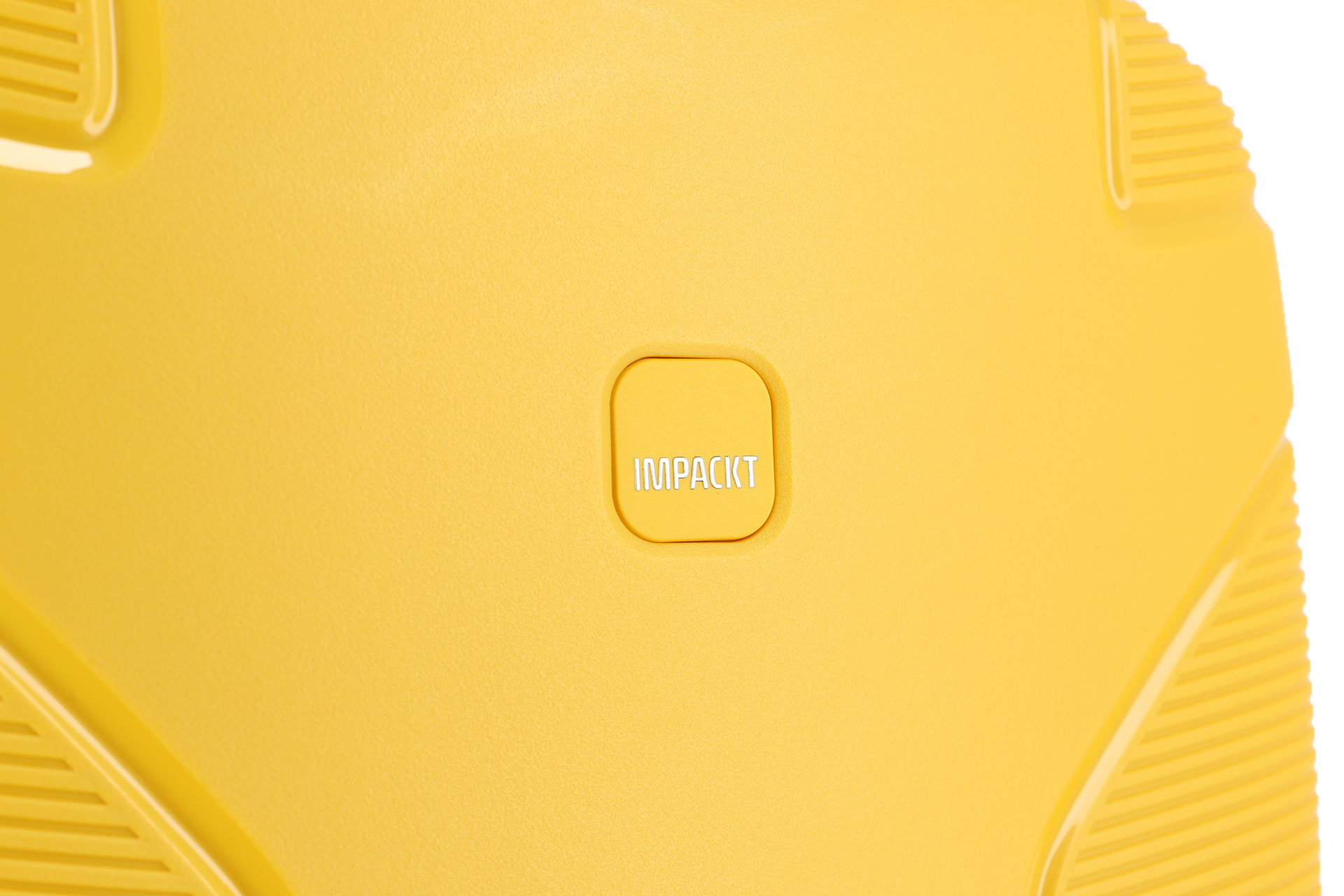 Detailaufnahme eines gelben Koffers mit Logo 'IMPACKT' Nahaufnahme eines gelben Koffers mit der Aufschrift 'IMPACKT' im Detail