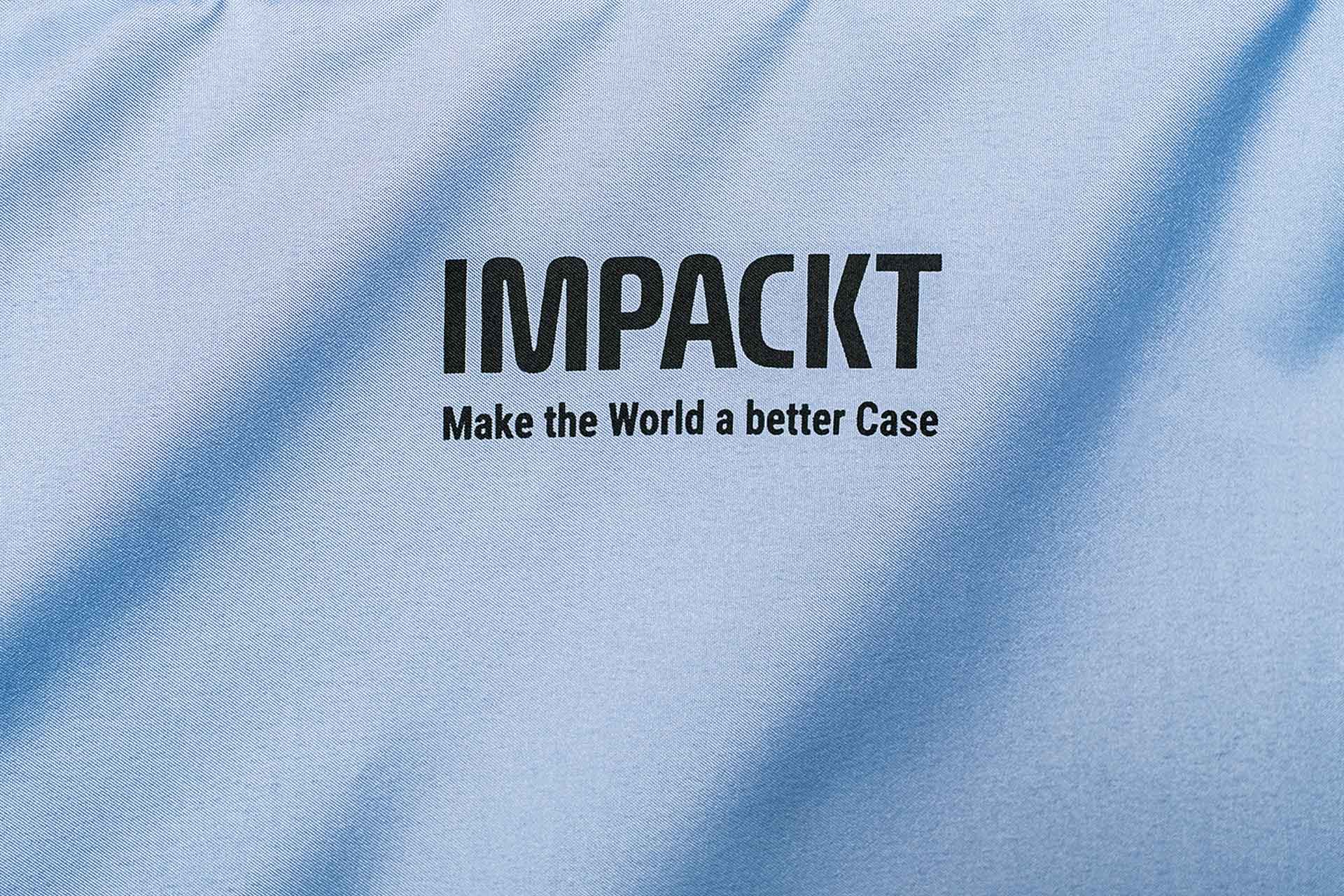 IMPACKT - Make the World a Better Case Logo von IMPACKT mit dem Slogan 'Make the World a Better Case' auf einem blauen Hintergrund